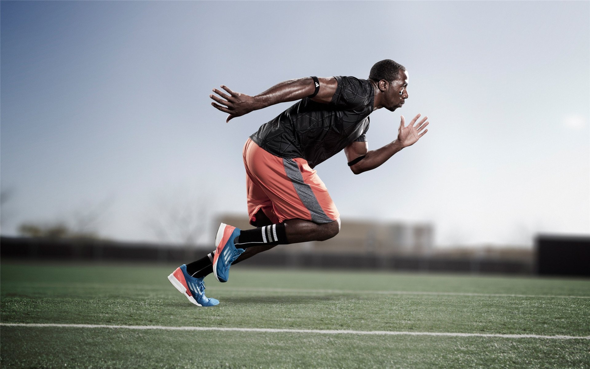 紧张关键的足球对决中球员发挥出色，足球对决图片